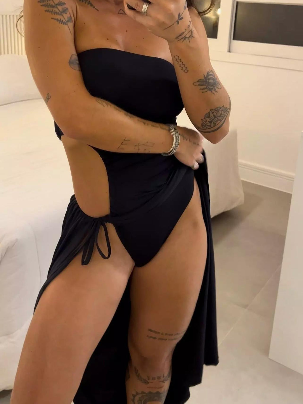 Bandeau-jurk met zijsplit en strikbodysuit