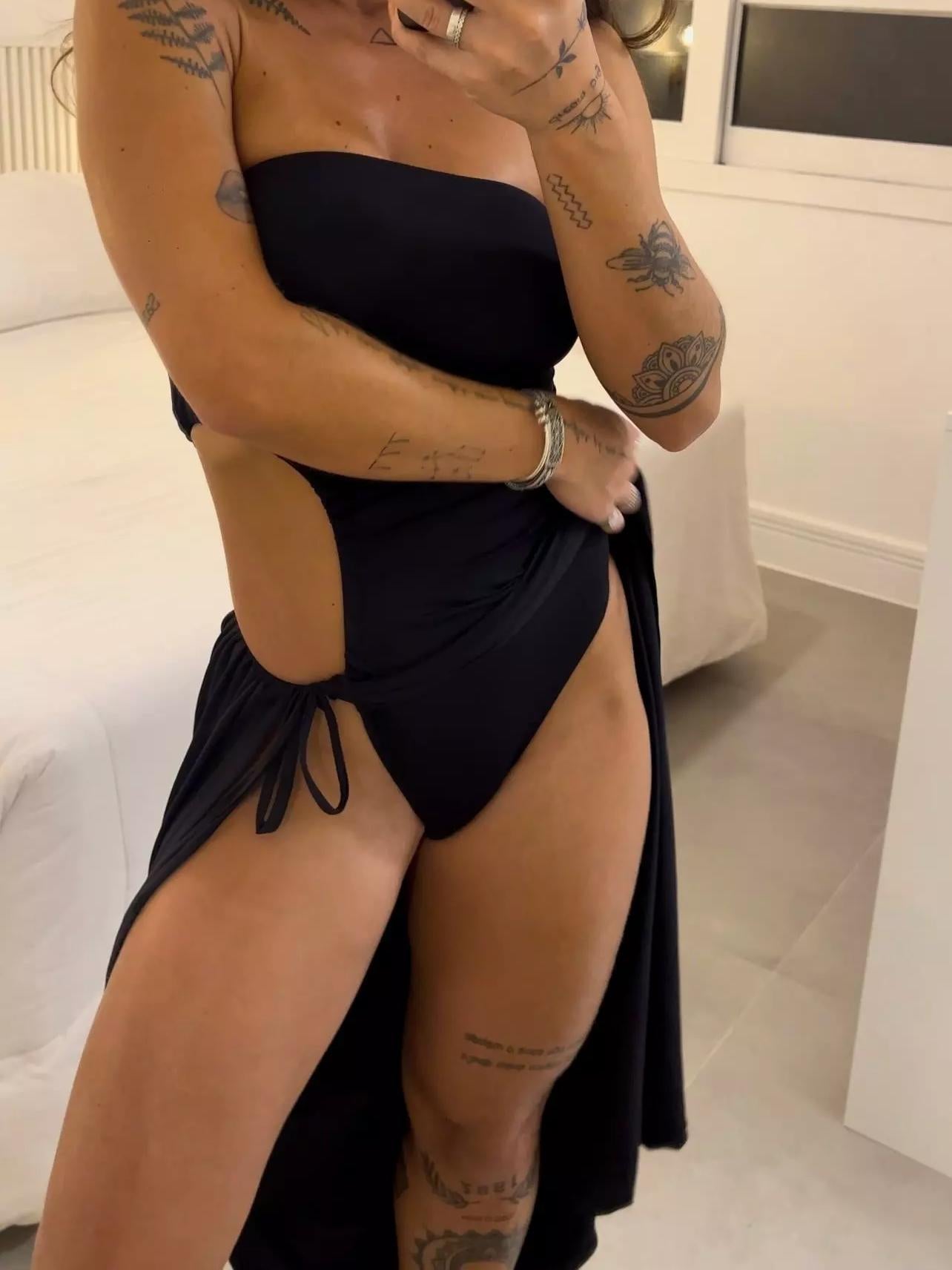 Bandeau-jurk met zijsplit en strikbodysuit
